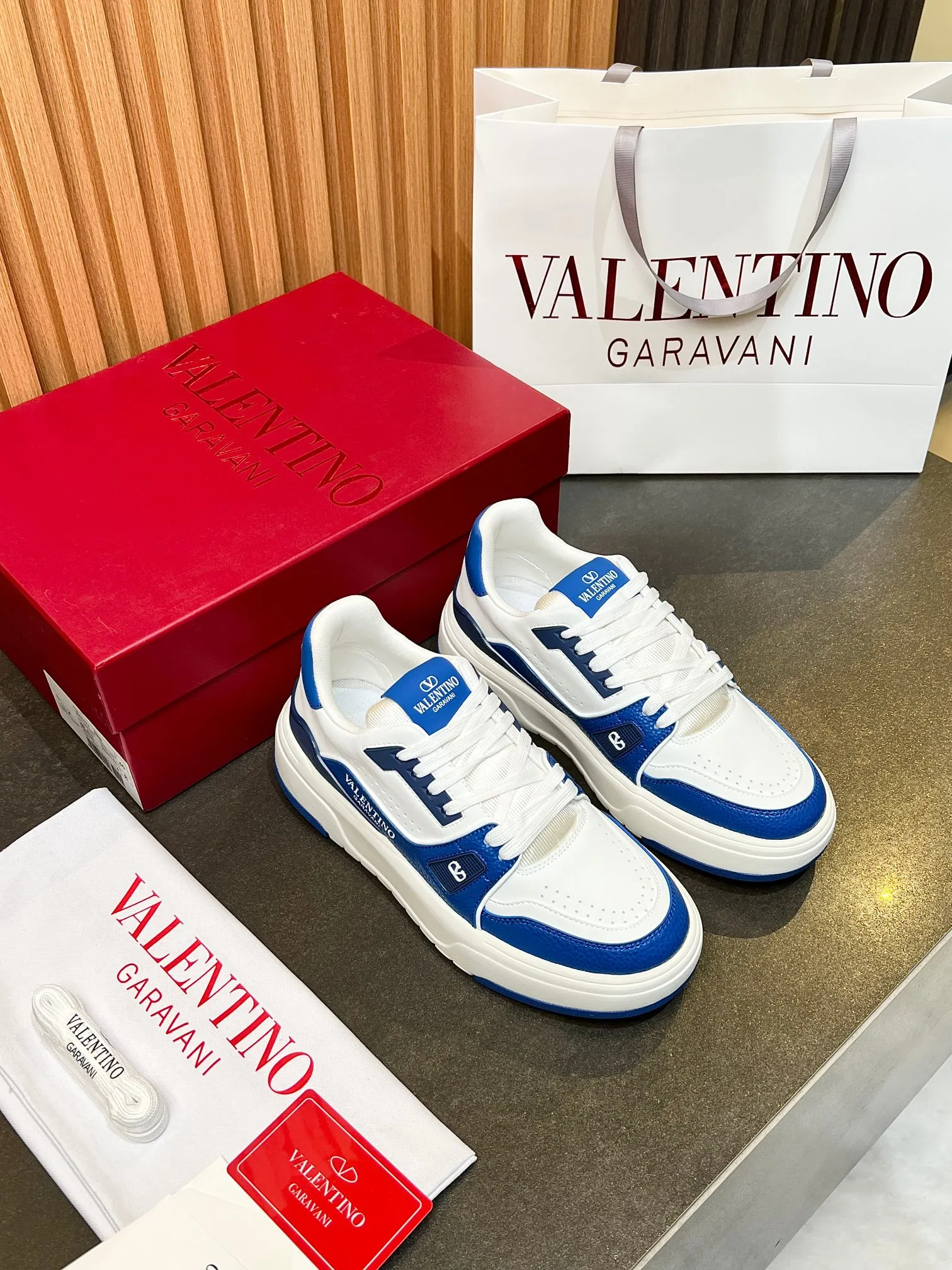 👟👟Ex-factory price 680👟👟 𝑽𝒂𝒍𝒆𝒏𝒕𝒊𝒏𝒐Valentino 𝑶𝒏𝒆𝑺𝒕𝒖𝒅 Couple's sneaker series Valentino 2025 latest couple's sneakers same style for celebrities Hot sale. The original ZP was purchased and dismantled. Repeated printing and modification. Trying to restore the original version 1:1! Top luxury masterpiece, soft and comfortable, combining fashion and leisure, bringing excellent and elegant texture and excellent on-foot comfort. Top purchasing version upper: imported calfskin surface/original oil edge craftsmanship. Lining: water-dyed cowhide lining. Outsole: original development 𝐓𝐏𝐔 two-color combination outsole. Packaging: original configuration complete package. Code number: 34-44